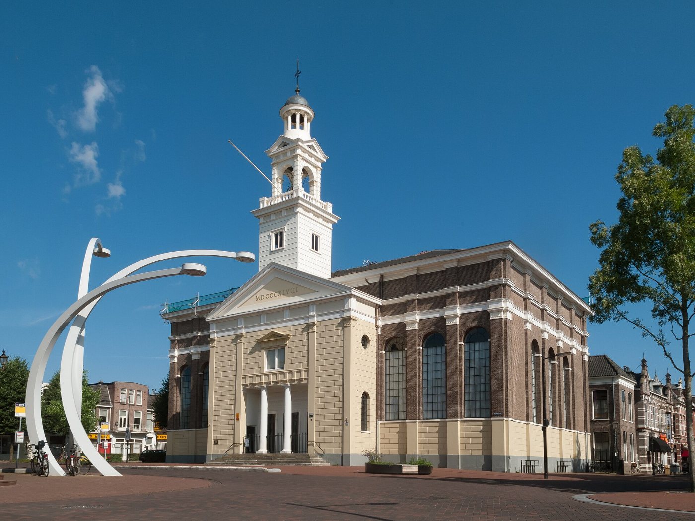 De Vismarkt aan het water in Assen, met terrassen en de Grote Kerk op de achtergrond