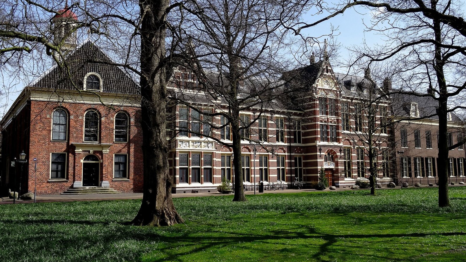 Het Spanjaardsgat in Assen met de Grote Kerk